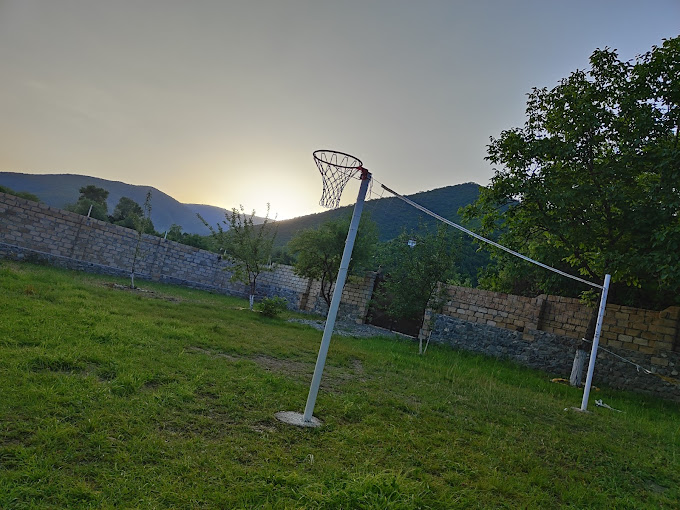 Həyətdə voleybol meydançası