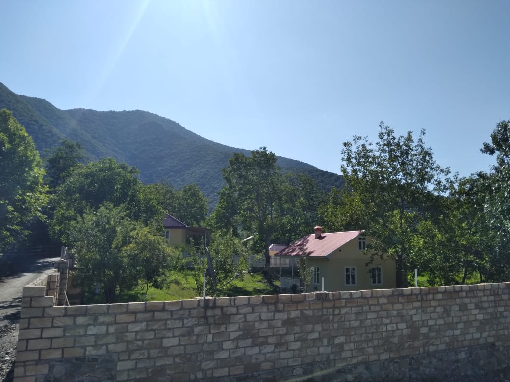 Həyətdə istirahət zonası