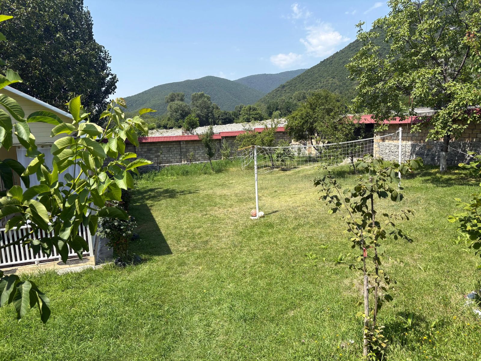 Həyətdən dağlara açılan mənzərə